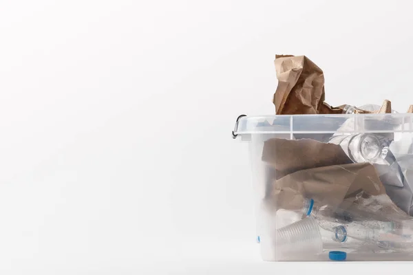 Vue rapprochée du conteneur avec papier et déchets plastiques isolés sur blanc, concept de recyclage — Photo de stock