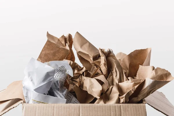 Vista de perto da caixa de papelão com papéis dentro isolados em branco — Fotografia de Stock