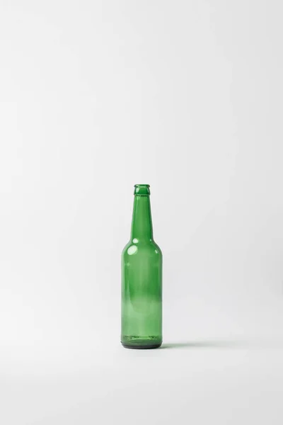 Vista ravvicinata di bottiglia di vetro vuota isolata su grigio, concetto di riciclaggio — Foto stock