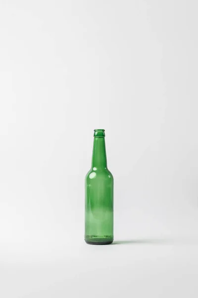 Vista de cerca de la botella de vidrio vacío aislado en gris, concepto de reciclaje - foto de stock