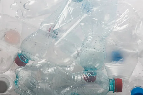 Vista de cerca de botellas de plástico vacías, concepto de reciclaje - foto de stock