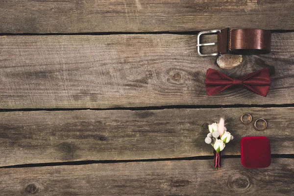 Leigos planos com acessórios de noivos arranjados e anéis de casamento em mesa de madeira — Fotografia de Stock