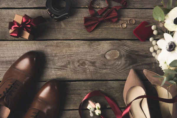 Flache Liege mit Hochzeitsaccessoires, Geschenk und Brautstrauß auf Holzoberfläche — Stockfoto