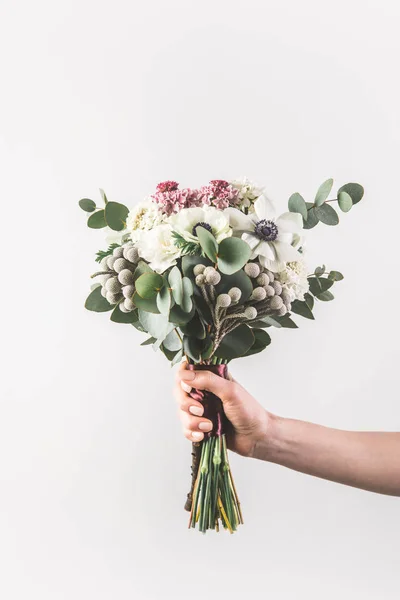 Tiro recortado de mujer sosteniendo hermoso ramo de novia aislado en gris - foto de stock