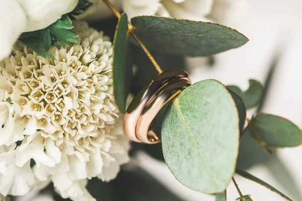 Close up view of wedding rings in bridal bouquet — Stock Photo