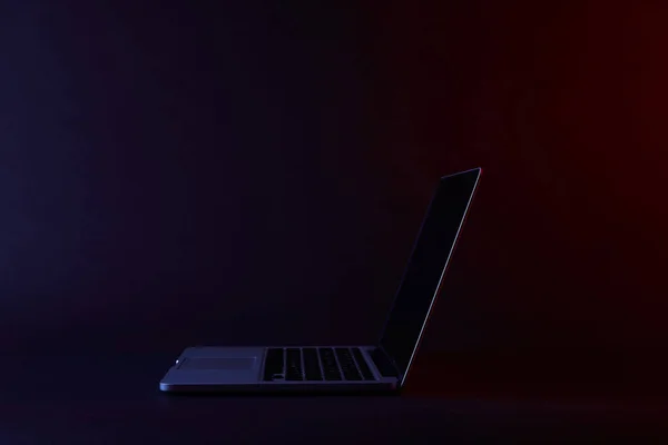 Один відкритий ноутбук на темній поверхні — стокове фото