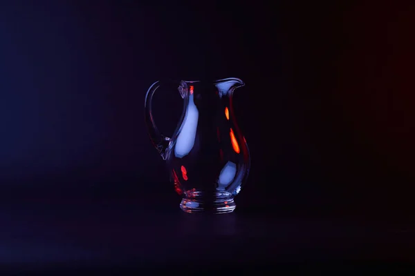 Un vase vide avec réflexion sur la surface sombre — Photo de stock