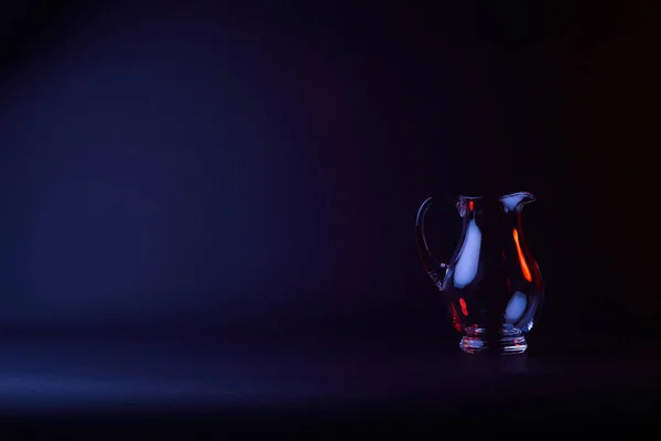 Un jarrón de vidrio vacío con reflejo en la superficie oscura — Stock Photo