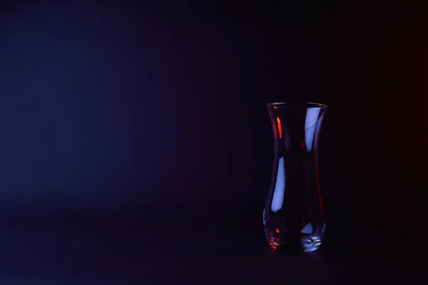 Vaso de vidro vazio com reflexão na superfície escura — Fotografia de Stock