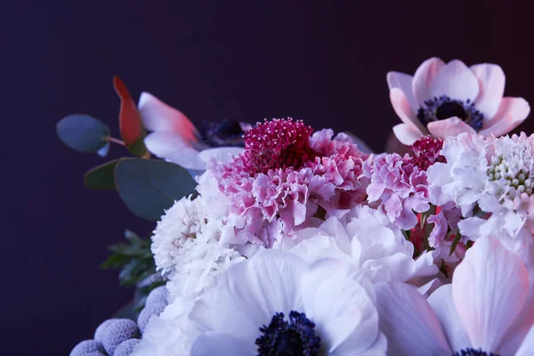 Diferentes flores blancas y rosas en la oscuridad - foto de stock