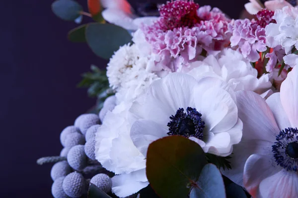 Buquê de belas flores diferentes no escuro — Fotografia de Stock