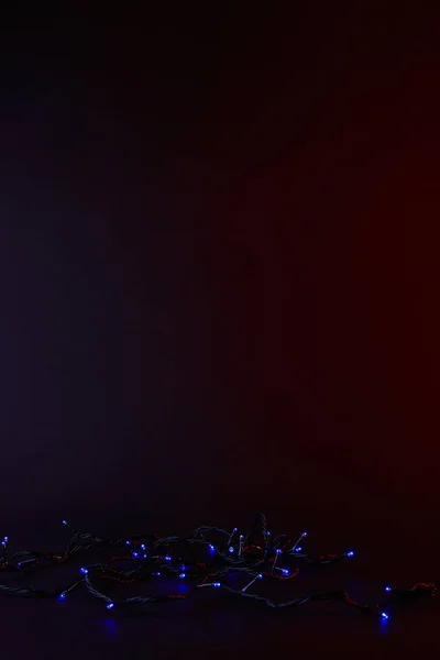 Blau leuchtende Girlande auf dunkler Oberfläche — Stockfoto