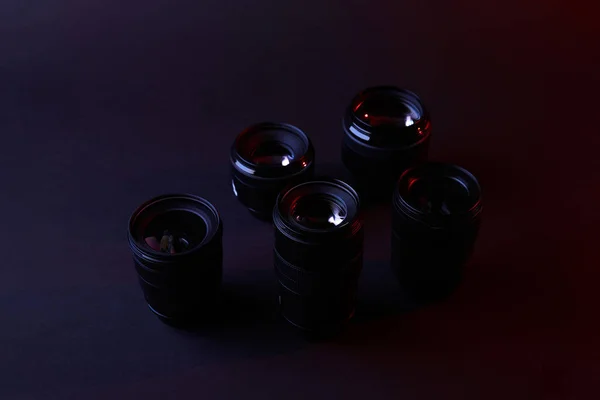 Lentes de cámara reflectantes en superficie oscura - foto de stock