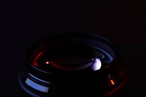 Lentille optique réfléchissante sur surface sombre — Photo de stock