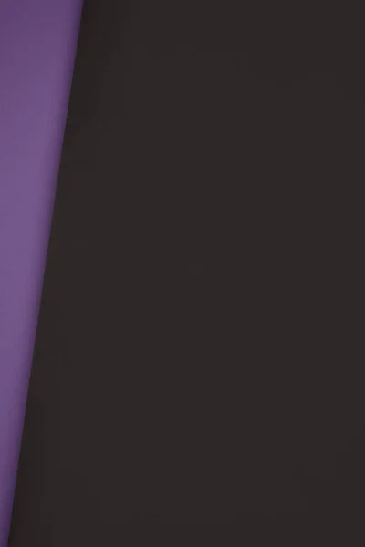 Fondo geométrico negro oscuro y violeta de papel de color - foto de stock