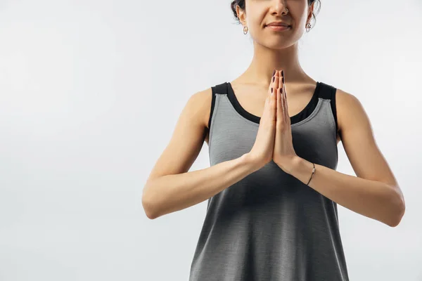 Imagen recortada de la mujer practicando yoga con las manos en gesto namaste - foto de stock