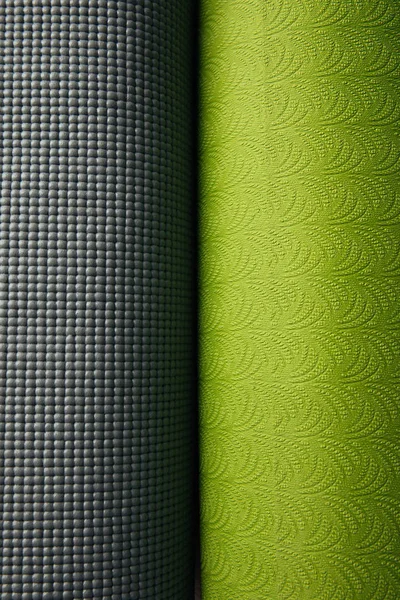 Vue de dessus de deux tapis de yoga verts et gris — Photo de stock