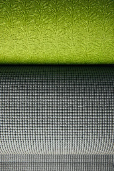 Vista superior de dos esteras de yoga laminadas verdes y grises - foto de stock