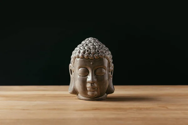 Скульптура голови Будди на дерев'яній стільниці — стокове фото