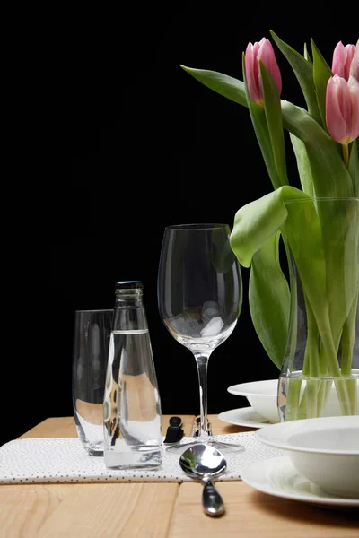 Vaso com buquê de flores na mesa com utensílios de mesa festivos — Fotografia de Stock