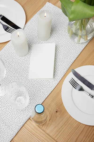 Налаштування столу зі срібним посудом на столі поруч з порожньою карткою — стокове фото