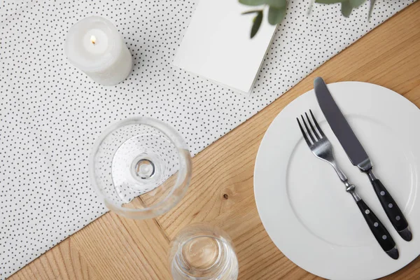 Óculos na mesa ao lado do cartão em branco no fundo da mesa — Fotografia de Stock