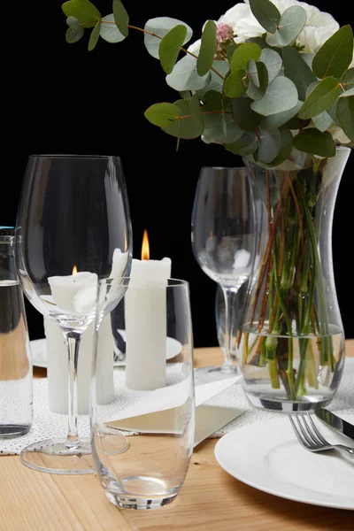 Configuração de mesa com óculos na mesa com velas — Fotografia de Stock