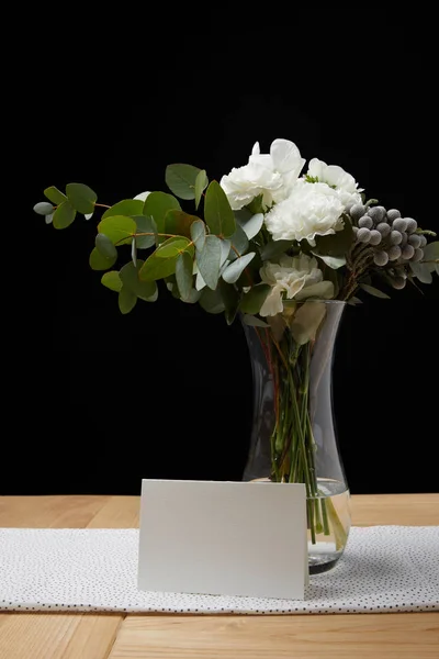 Bouquet floral avec carte blanche sur la table — Photo de stock