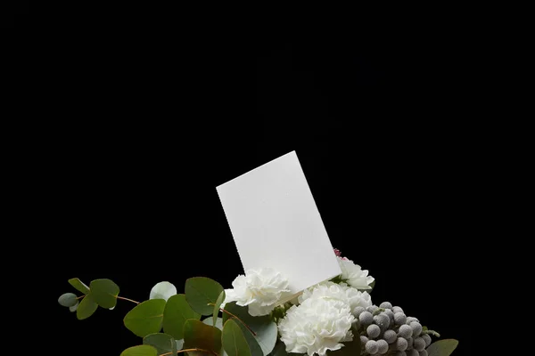 Tarjeta vacía en ramo de primavera aislado en negro - foto de stock