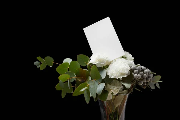 Bouquet floral avec carte blanche isolé sur noir — Photo de stock