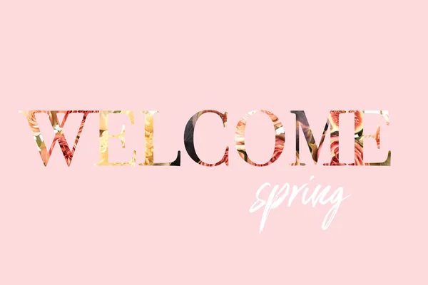 BIENVENUE PRINTEMPS signe coupé en bouquet floral photo sur rose — Photo de stock