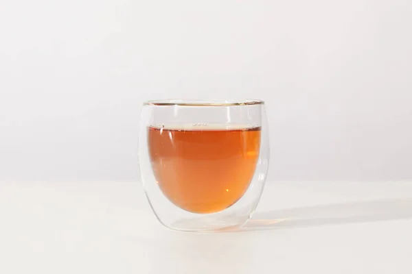 Nahaufnahme von frischem heißen Tee in Glasschale auf grau — Stockfoto