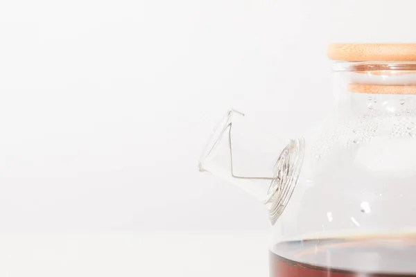 Vue rapprochée de bouilloire en verre avec tisane fraîche sur gris — Photo de stock