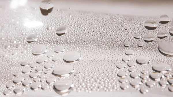 Vista de cerca de fondo de gotas de agua brillante - foto de stock