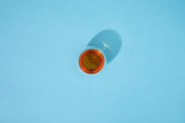 Top view of glass cup with fresh hot tea on blue — Stock Photo