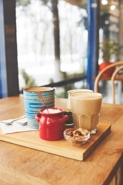 Table de restaurant avec café servi en verre et tasse — Photo de stock