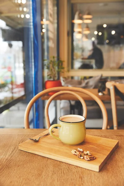 Bebida de cacao con nueces en la mesa en la cafetería - foto de stock