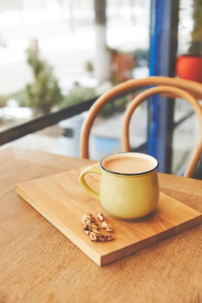 Taza con cacao caliente servido con nueces y cáscara de naranja - foto de stock