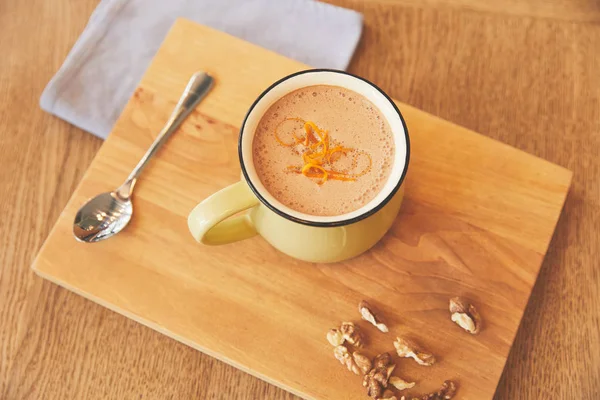 Bebida caliente de chocolate con cáscara de naranja servir en la cafetería - foto de stock