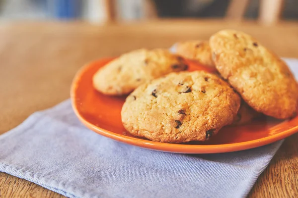 Сладкое печенье с кусочками шоколада на тарелке — стоковое фото