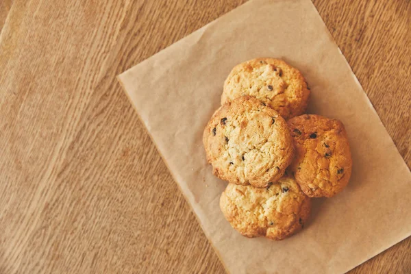 Biscuits maison aux pépites de chocolat sur table en bois — Photo de stock