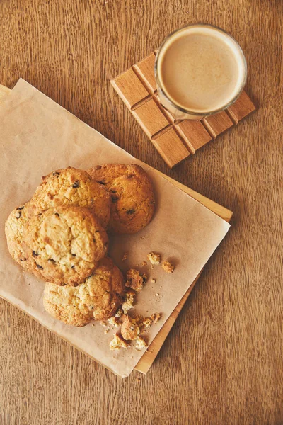 Biscoitos caseiros servido com cacau quente — Fotografia de Stock