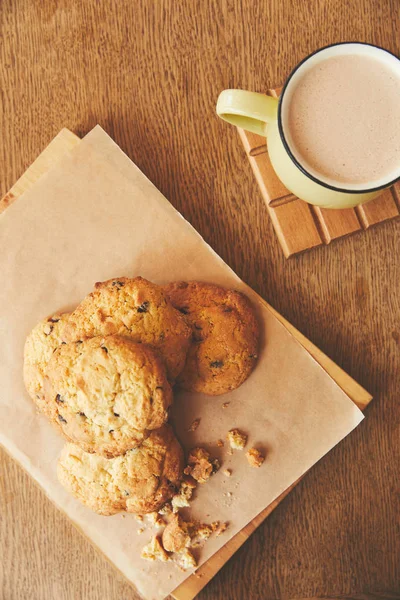 Biscuits aux pépites de chocolat servis avec café — Photo de stock