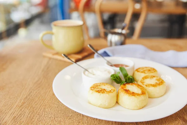 Petit déjeuner avec crêpes au fromage servi avec café — Photo de stock