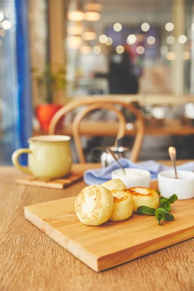 Käsepfannkuchen serviert mit Kaffee im Café — Stockfoto