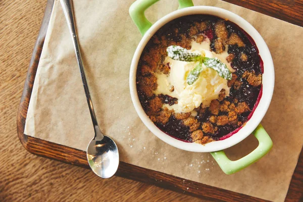 Sweet crumble pie with berries and ice cream — Stock Photo