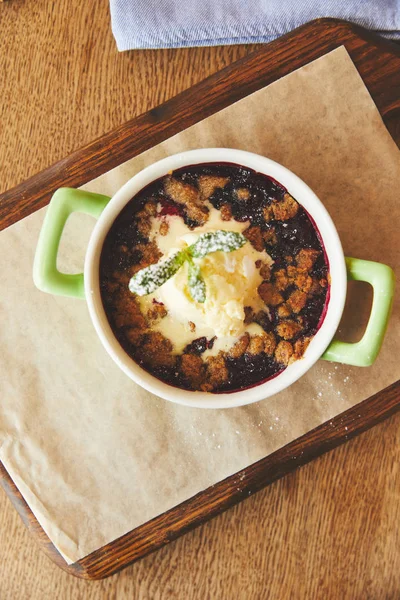 Cobbler pie in pot served on cutting board — Stock Photo