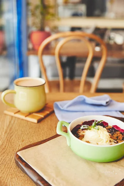 Torta de Cobbler em vaso servido com café — Fotografia de Stock