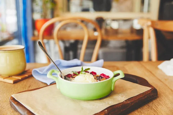 Berry crumble servido em panela na mesa com café — Fotografia de Stock