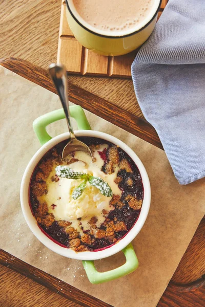 Crumble served in pot with ice cream and coffee — Stock Photo